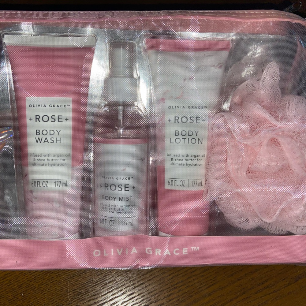 Olivia Grace rose shower set w/ bag NWT ❤️